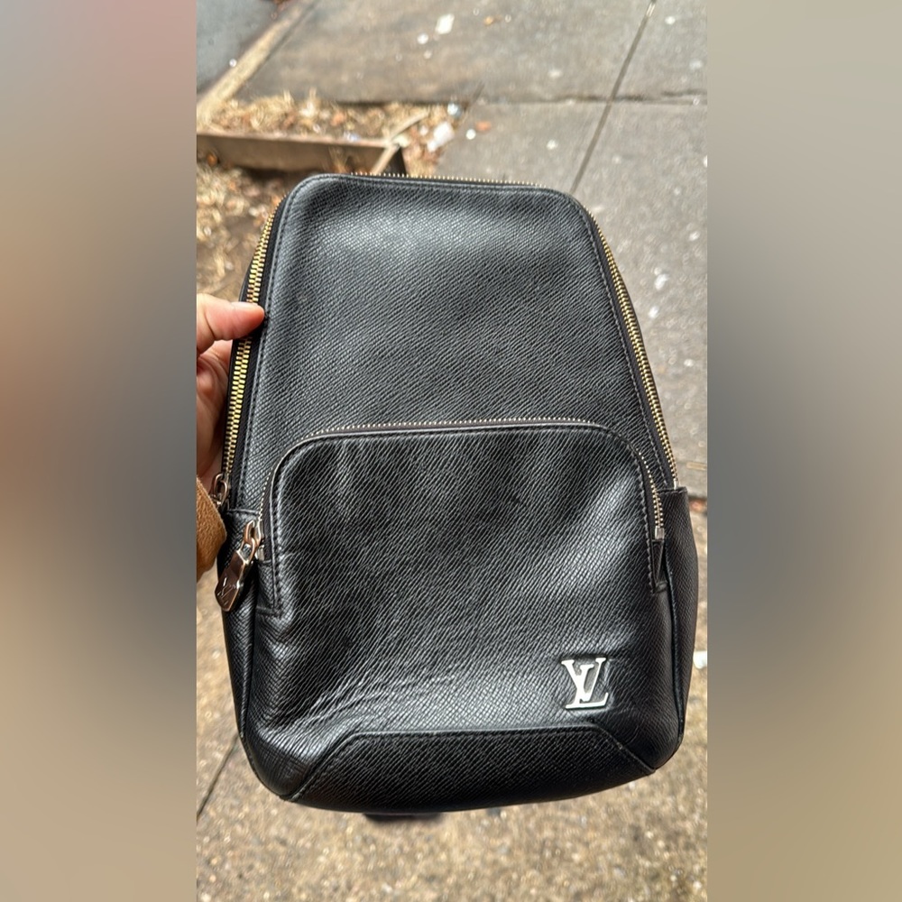 Louis Vuitton avenue sling bag BLK